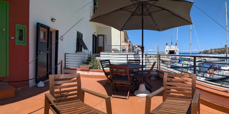 La terrazza con il tavolo, sul porto