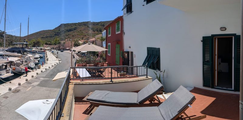 L'altra terrazza, con le sdraio