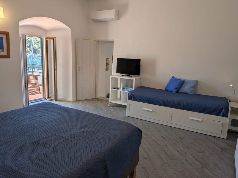 La camera, con la porta sulla terrazza
