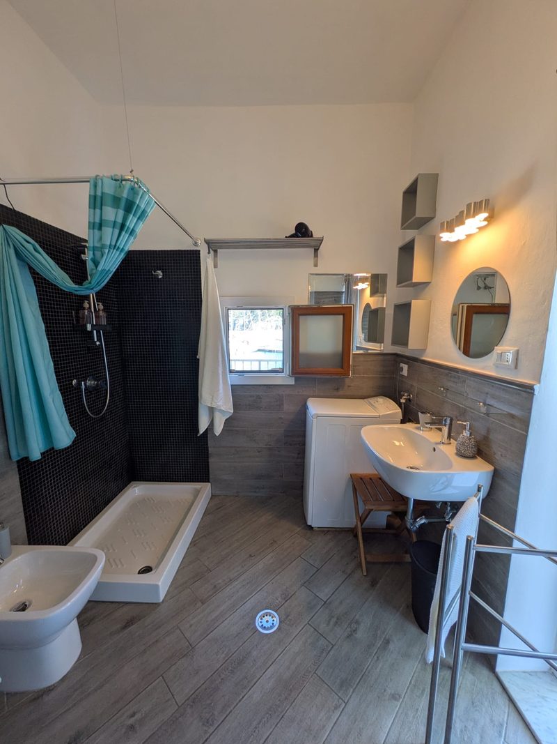 Il bagno, con la finestra e la lavatrice